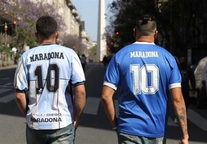 عکس خبري -منتشر کننده عکس مارادونا به مرگ تهديد شد/ وکيل مارادونا: شرکت تدفين مارادونا بهاي گزافي خواهد پرداخت