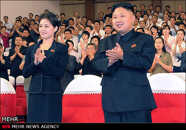 عکس خبري -افشاي راز زني که تصويرش در کنار رهبر کره شمالي ديده شد