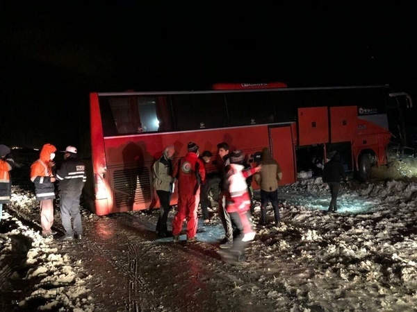 عکس خبري -جزئيات جديد از واژگوني اتوبوس کارگران در زاهدان/ يک کارگر دچار شکستگي دست شده است