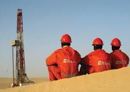 عکس خبري -اجبار در انتقال کارگران شرکت نفت لرستان به هرمزگان
