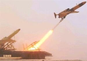 عکس خبري -شليک موشک آذرخش از پهپاد کرار و انهدام اهداف متخاصم