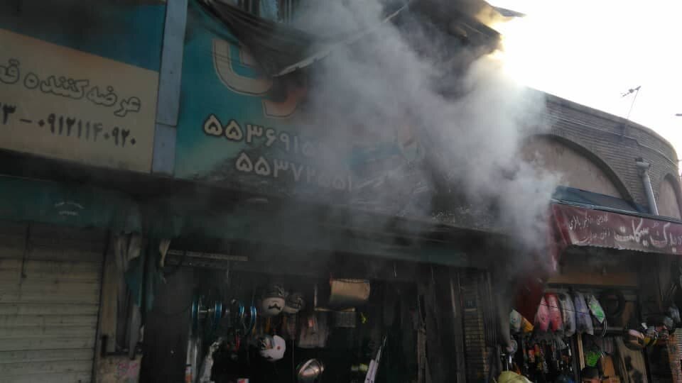 عکس خبري -حريق در ميدان گمرک/ چند باب مغازه گرفتار آتش شدند + عکس