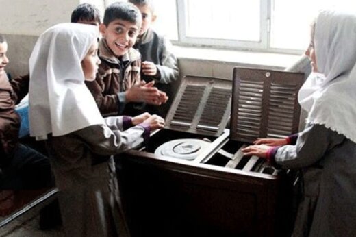 عکس خبري -تداوم جمع‌آوري بخاري‌هاي نفتي از کلاس‌هاي مدارس