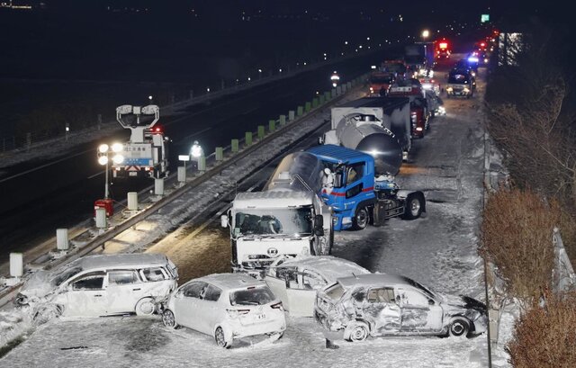 عکس خبري -بارش برف سنگين و تصادف زنجيره اي ??? خودرو در ژاپن