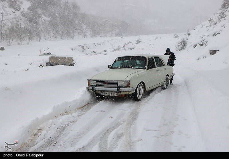 عکس خبري -هشدار درباره "بارش برف و وزش باد شديد" در جاده‌هاي غربي کشور/ الزام همراه داشتن زنجيرچرخ