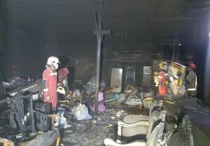 عکس خبري -آتش‌سوزي کارگاه‌ مبل‌سازي در مجتمع مسکوني