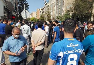 عکس خبري -تجمع هواداران استقلال مقابل ساختمان باشگاه