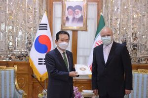 عکس خبري -ماجراي پوشه‌اي که رئيس مجلس به نخست وزير کره جنوبي داد