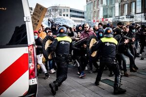 عکس خبري -اوج گيري نقض حقوق بشر در اروپا؛ از خشونت پليس تا سرکوب مهاجران