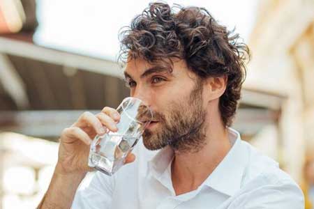 عکس خبري - نوشيدن آب و ? تاثير شگفت انگيز آن روي مغز