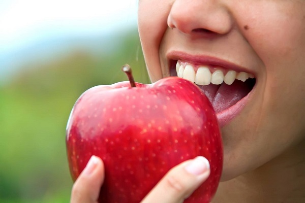 عکس خبري - غذاهايي که مصرف آن‌ها باعث تميزي دندان‌ها مي‌شود