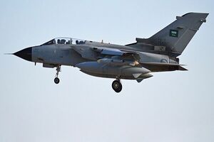 عکس خبري -حمله جنگنده هاي سعودي-آمريکايي به فرودگاه تعز در يمن