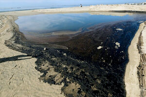 عکس خبري -آلوده شدن ساحل «هانتينگتون» کاليفرنيا با نشت نفتي بزرگ