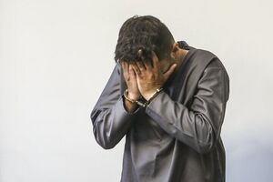 عکس خبري -گريم مرد شيشهاي براي سرقت