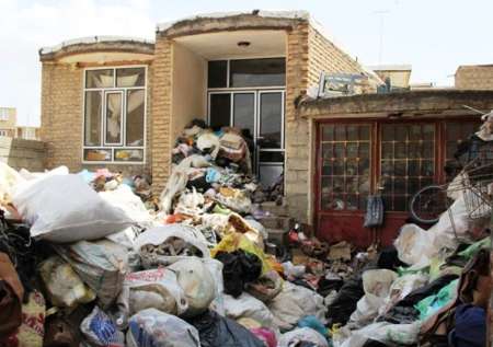 عکس خبري -کشف 100 تن زباله از منزل زن 60 ساله بوکاني! + عکس