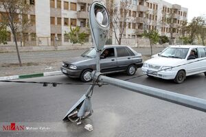 عکس خبري -برخورد شديد کاميونت با تير چراغ برق